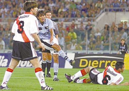 Simone Inzaghi remata en un Lazio-River, jugado en el Olímpico, el 21 de agosto de 1999 por el pase del Matador Salas