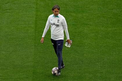 Simone Inzaghi y la pelota, durante la última sesión de entrenamientos de Inter, el equipo al que dirige, en el estadio de Estambul.