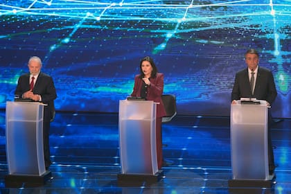 Simone Tebet, centro, durante uno de los debates de campaña, junto a Jair Bolsonaro y Luiz Inacio Lula da Silva
