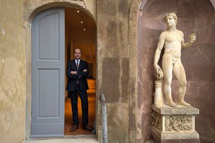 Simone Verde, director de la Galería de los Uffizi, en la puerta de salida del corredor Vasariano, en el jardín del palacio Pitti. En una imagen cedida por Galería de los Uffizi