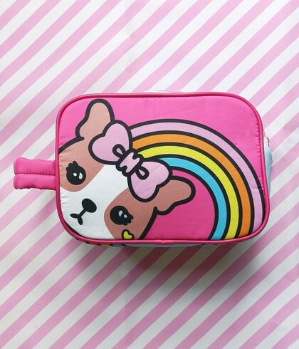 Simones ofrece una enorme variedad de cartucheras y bolsos, siempre con sus característicos personajes.