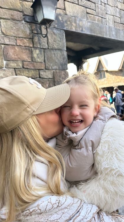 Simons combinó su look con el de Anita, y juntas se mostraron muy compinches y cariñosas