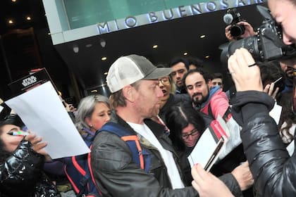 Simpático y agradable durante su jornada en Buenos Aires, Ewan McGregor se sacó selfies y firmó autógrafos