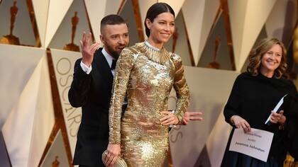 Simpáticos en la alfombra roja. Jessica Biel y Justin Timberlake. El vestido de ella no gustó...