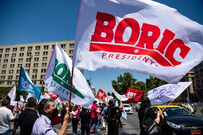 Simpatizantes de Boric durante una manifestación en Santiago
