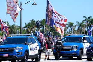 Simpatizantes de Donald Trump frente a Mar-a-Lago, en Palm Beach. (AP/Lynne Sladky)