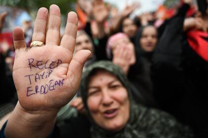 Simpatizantes de Erdogan (Photo by OZAN KOSE / AFP)