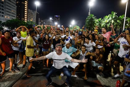 Simpatizantes de Fluminense en la famosa Avenida Atlántica; en las redes sociales se habló de un "Operativo Limpieza de Playa" por parte de parciales tricolores.