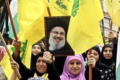 Simpatizantes de Hassan Nasrallah alzan sus imágenes