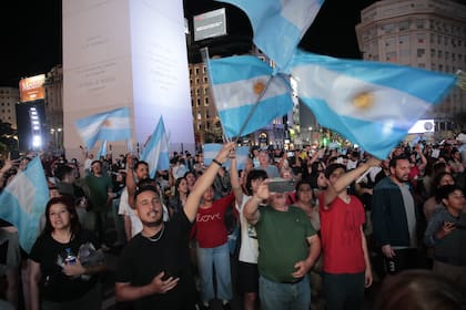 Simpatizantes de Javier Milei se congregaron en el Obelisco para celebrar