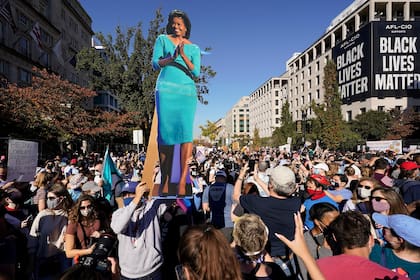 Michelle Obama, presente como una estampa durante una marcha demócrata