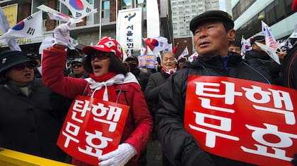 Simpatizantes de la destituida presidenta exigiendo la anulación del impeachment en las calles de Seúl