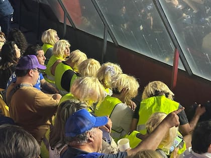 Simpatizantes de Matthei visten pelucas y chalecos amarillos en alusión a una imagen viral de la exalcaldesa captada en 2019.