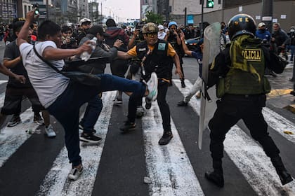 Simpatizantes de Pedro Castillo chocan con la policía en Lima