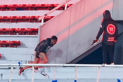 Simpatizantes de U de Chile fueron golpeados y desnudados por barrabravas de Independiente; dos quedaron internados en Argentina.