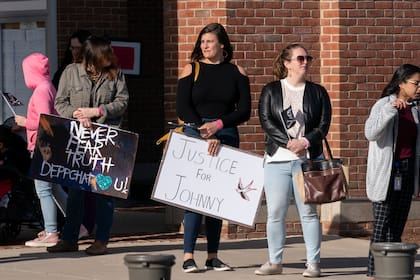 Simpatizantes del actor Johnny Depp, fuera de la Corte del Condado de Fairfax (Foto AP/Jose Luis Magana)