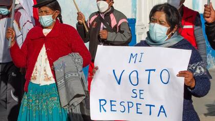 Simpatizantes del candidato de izquierda Pedro Castillo manifiestan en la ciudad andina de Puno, cerca de la frontera con Bolivia, el 14 de junio de 2021