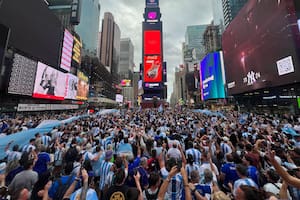 Miles de argentinos se juntaron en Times Square para alentar a la selección
