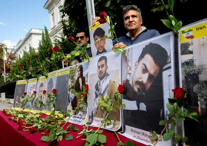 Simpatizantes del Consejo Nacional de Resistencia de Irán (NCRI) y de los Muyahidines del Pueblo de Irán (MEK) participan en una manifestación de apoyo a los manifestantes iraníes cerca de la Embajada de Irán en Viena, Austria, el 26 de septiembre de 2022. 