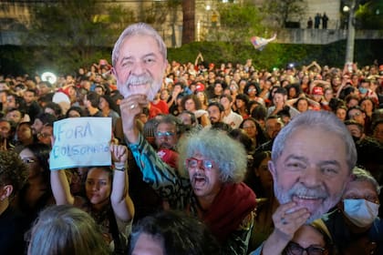 Simpatizantes del ex presidente de Brasil Luiz Inacio Lula da Silva, que se presenta a la reelección, animan durante un mitin de campaña "en defensa de la democracia" en la Universidad Católica Pontificia en San Pablo, Brasil, el lunes 24 de octubre de 2022.