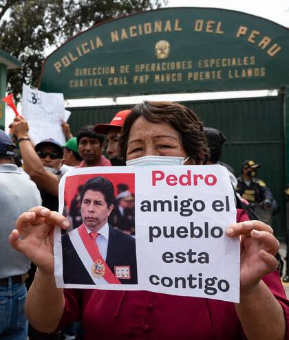 Simpatizantes del ex presidente peruano Pedro Castillo realizan una manifestación exigiendo su liberación frente a la dependencia policial DIROES en Ate, al este de Lima, donde Castillo está detenido a la espera de investigaciones, el 12 de diciembre de 2022.