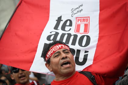 Simpatizantes del ex presidente peruano Pedro Castillo protestan exigiendo su liberación y nuevas elecciones en Lima el 9 de diciembre de 2022.