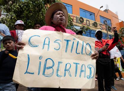 Simpatizantes del ex presidente peruano Pedro Castillo realizan una manifestación exigiendo su liberación frente a la dependencia policial DIROES en Ate, al este de Lima, donde Castillo está detenido a la espera de investigaciones, el 12 de diciembre de 2022