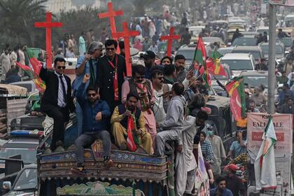 Simpatizantes del ex primer ministro de Pakistán, Imran Khan, participan en una marcha antigubernamental hacia la capital, Islamabad, en demanda de elecciones anticipadas, en Gujranwala, el 1 de noviembre de 2022. 
