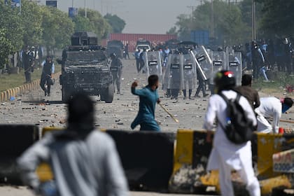 Simpatizantes del ex primer ministro de Pakistán, Imran Khan, se enfrentan a la policía durante una protesta contra la detención de su líder, en Islamabad, el 10 de mayo de 2023. 