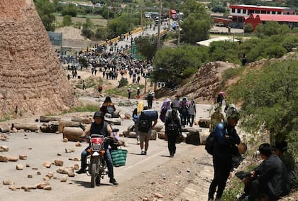 Simpatizantes del expresidente de Bolivia Evo Morales (2006-2019) bloquean una carretera para exigir la renuncia de magistrados hoy, en Cochabamba (Bolivia) EFE/Jorge Abrego
