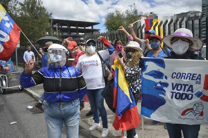 Simpatizantes del expresidente ecuatoriano Rafael Correa se manifiestan frente a la Corte Nacional de Justicia el 3 de septiembre de 2020