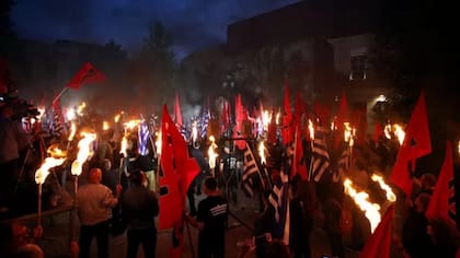 Simpatizantes del grupo antiturco Amanecer Dorado, que ahora ha sido prohibido en Grecia, en un mitin en Atenas conmemorando la conquista de Estambul por los otomanos, el 29 de mayo de 2017