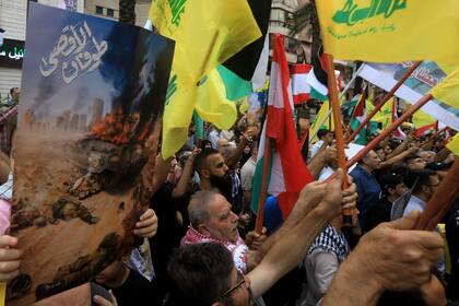 Simpatizantes del movimiento libanés Hezbolá salen a la calle en los suburbios del sur de Beirut el 8 de octubre de 2023. 