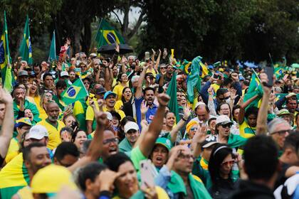 Simpatizantes del presidente brasileño Jair Bolsonaro participan en una protesta para pedir la intervención federal frente a la sede del Ejército en Brasilia, el 2 de noviembre de 2022. -