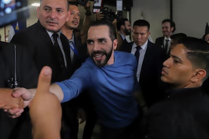 Simpatizantes del presidente de El Salvador saludan a Nayib Bukele después de presentarse como candidato presidencial del partido Nuevas Ideas en San Salvador, El Salvador, el viernes 27 de octubre de 2023. (AP Foto/Salvador Meléndez, archivo)