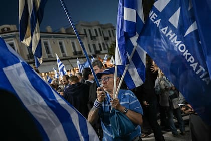 Simpatizantes del primer ministro Kyriakos Mitsotakis durante un acto de campaña en Atenas