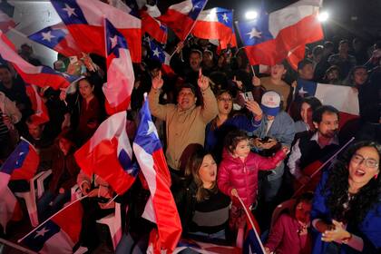 Simpatizantes del ultraderechista Partido Republicano celebran la victoria de sus candidatos durante las elecciones para elegir a los miembros de un Consejo Constitucional, en la sede del Partido Republicano en Santiago, el 7 de mayo de 2023. 