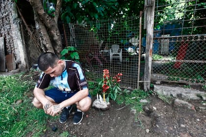 Simpatizantes en Villa Fiorito, casa natal de Diego Maradona, en el día de su fallecimiento.