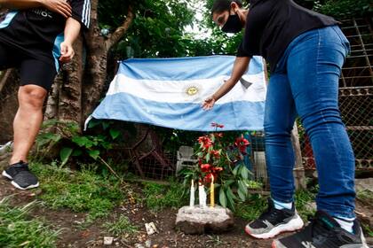 Un altar improvisado en la casa natal de Diego Maradona, en el día de su fallecimiento.