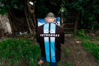 Rezos en Villa Fiorito, casa natal de Diego Maradona, en el día de su fallecimiento.