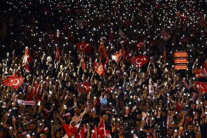 Simpatizantes escuchan al alcalde de Ankara y candidato del Partido Popular Republicano, o CHP, Mansur Yavas, en Ankara, Turquía, domingo 31 de marzo de 2024. 