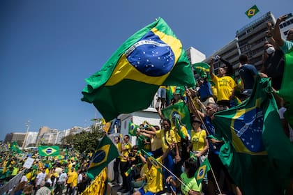 Simpatizantes se reúnen durante una manifestación en apoyo del presidente de Brasil, Jair Bolsonaro, para conmemorar el Día de la Independencia en la playa de Copacabana en Río de Janeiro