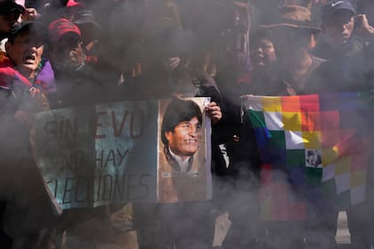 Simpatizantes sostienen un cartel con la imagen de Morales y un mensaje que dice "Sin Evo, no hay elecciones", en La Paz, Bolivia, el 29 de mayo de 2025