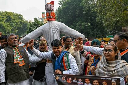 Simpatizantes y activistas del partido del Congreso de la India participan de una protesta en Nueva Delhi, el 22 de diciembre de 2023, contra la suspensión de legisladores.