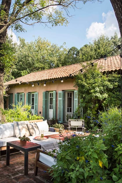 Simple, este monovolumen con techo a un agua tiene su eje en la cocina: hacia un lado, la suite y, hacia el otro, el living; luego, el hall que distribuye a los cuartos de los chicos.