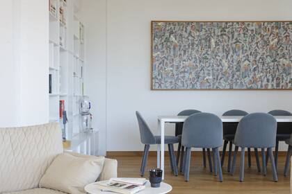 Simple, ligera y esbelta, la mesa ‘Extensión’ (MDF Italia) con sillas ‘Lola’ (Miniforms).