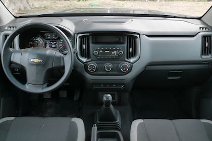 Simple y austero, el interior de la Chevrolet S10 CD 4x2 LS tiene el equipamiento es el justo y necesario