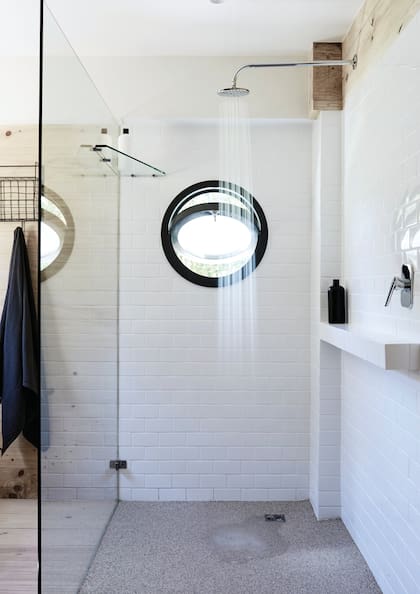 Simple y como de club, el baño de varones en el sector adolescente (las chicas tienen uno exclusivo, de estética similar)