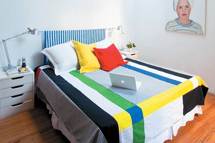 Simple y económico: un barral y una tela a rayas para este espacio regido por las líneas rectas y los tonos contrastantes