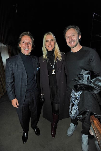 Simpleza y elegancia: Alejandro Gravier, Valeria Mazza y Benjamín Vicuña posaron sonrientes frente a los flashes del estreno teatral